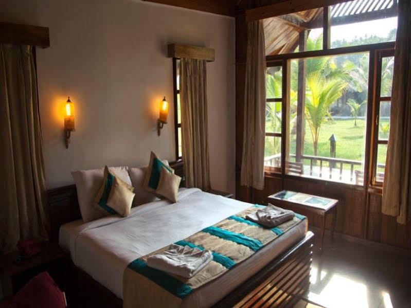 Symphony Palms Beach Resort And Spa Govind Nagar Екстериор снимка