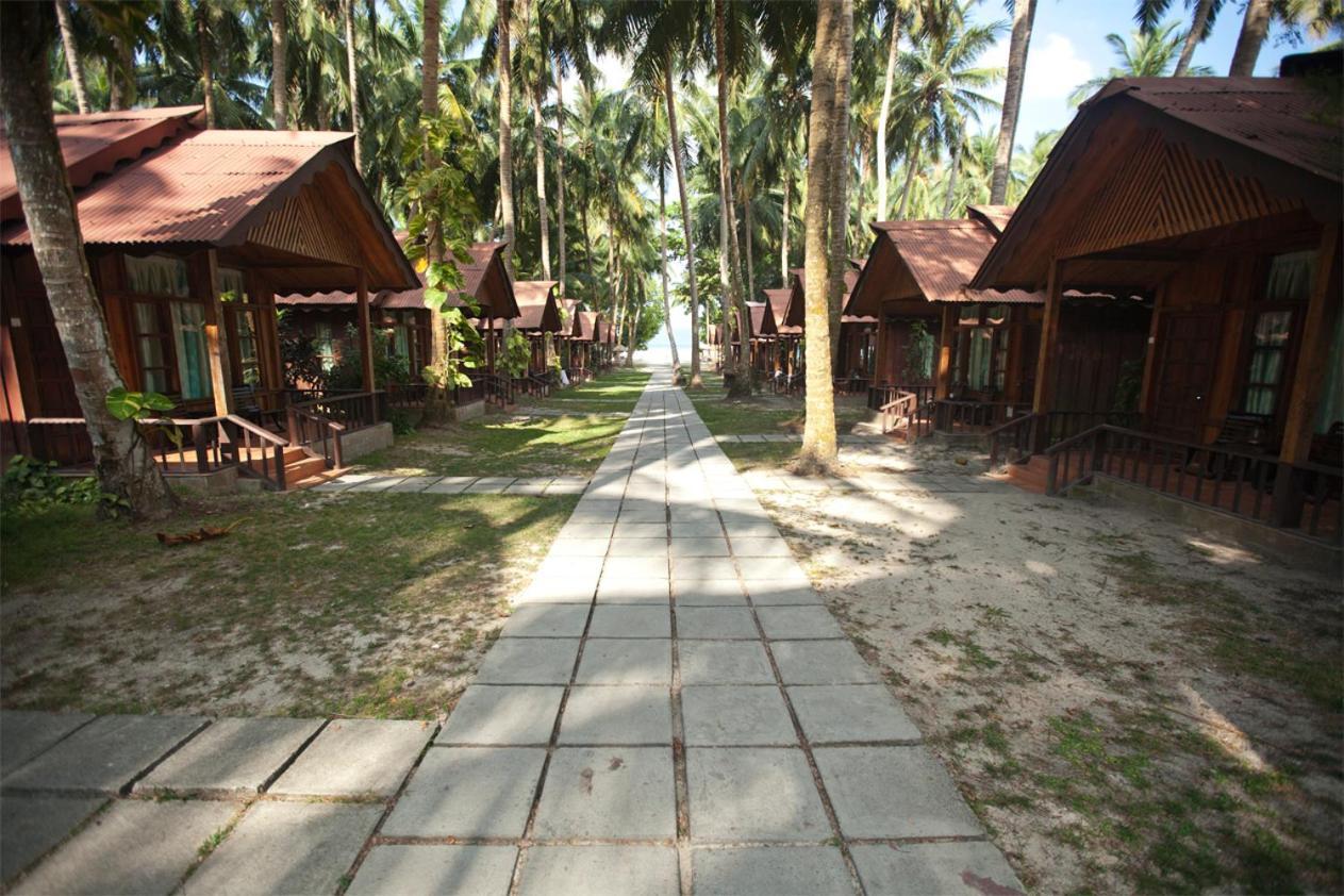 Symphony Palms Beach Resort And Spa Govind Nagar Екстериор снимка