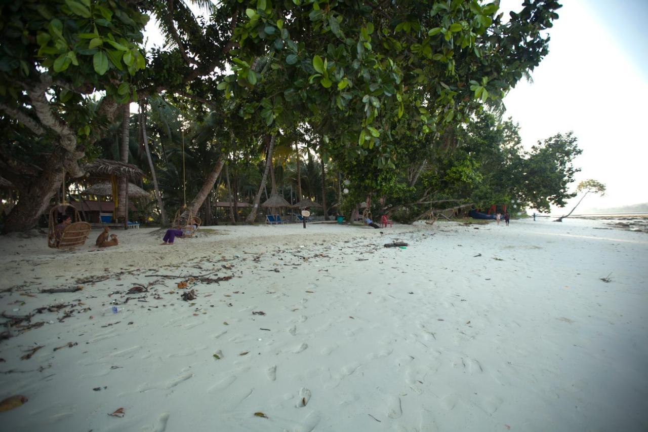 Symphony Palms Beach Resort And Spa Govind Nagar Екстериор снимка