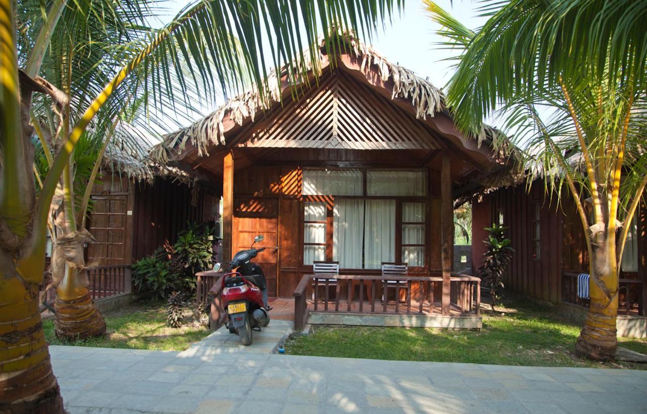 Symphony Palms Beach Resort And Spa Govind Nagar Екстериор снимка